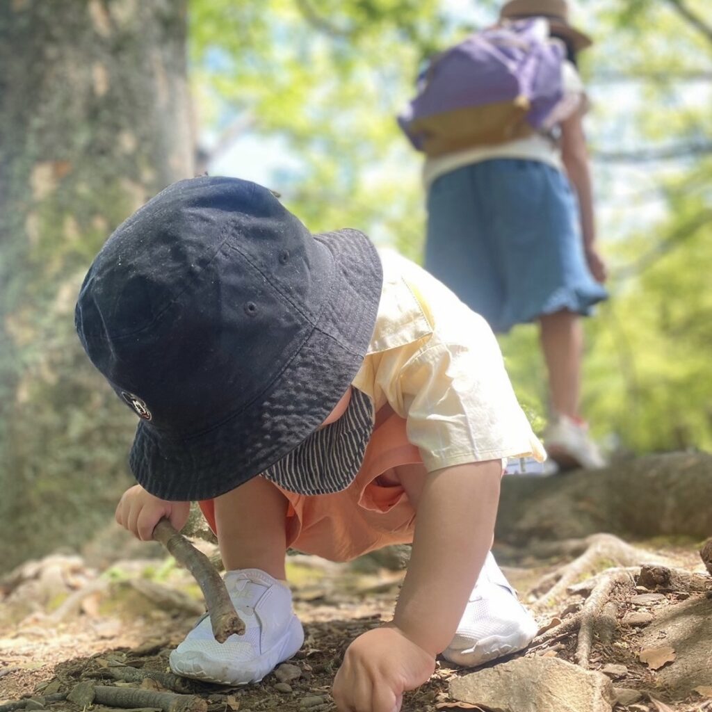 代々木公園で探索する子ども