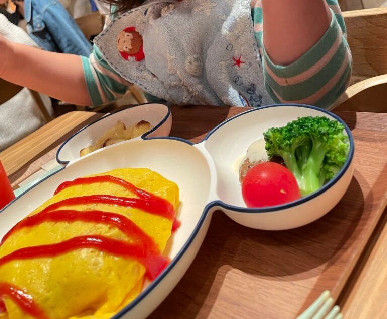 ラクレでオムライスを食べる息子