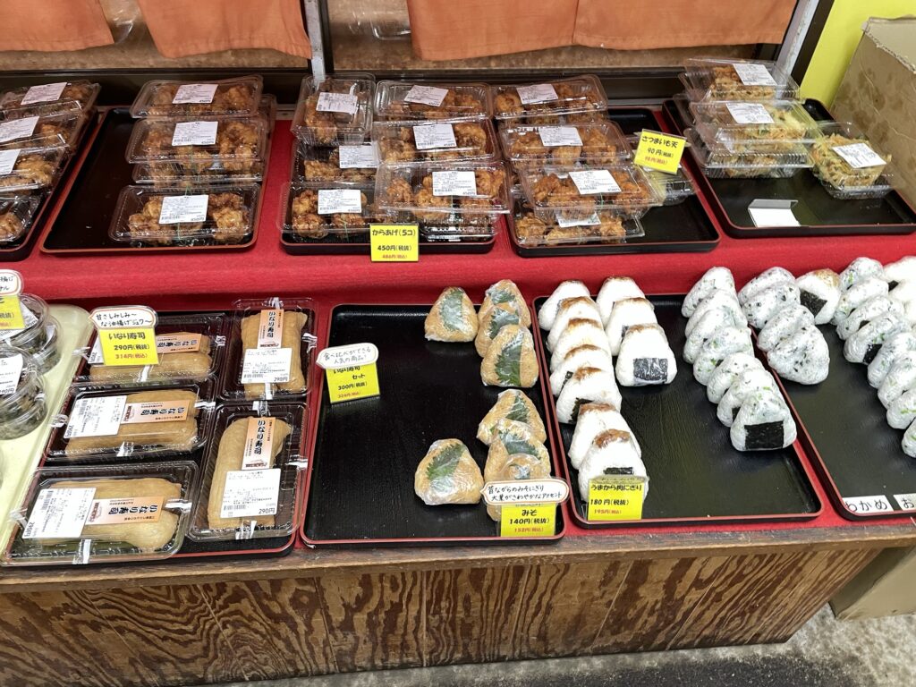伊佐沼農産物直売所で販売しているおにぎりや総菜