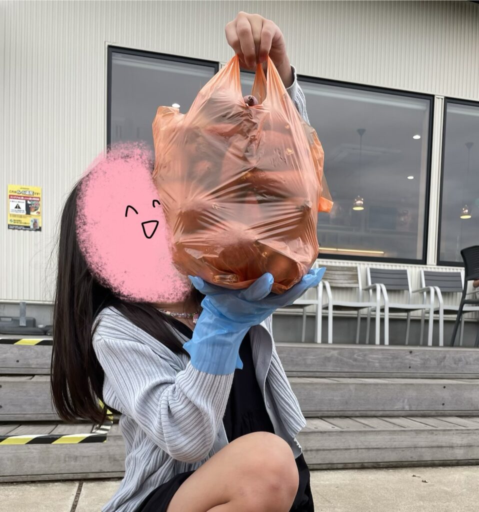 かいつかでさつまいもの詰め放題中のむすめ