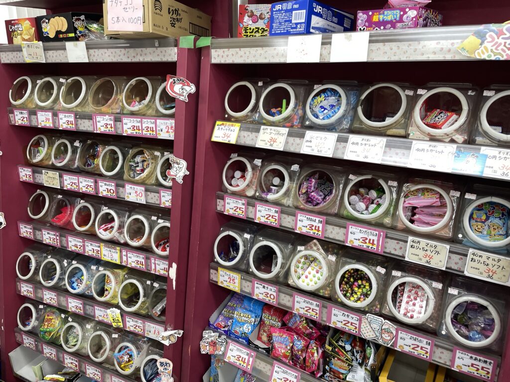 虎屋商事の「おかしのみせ」の駄菓子コーナー