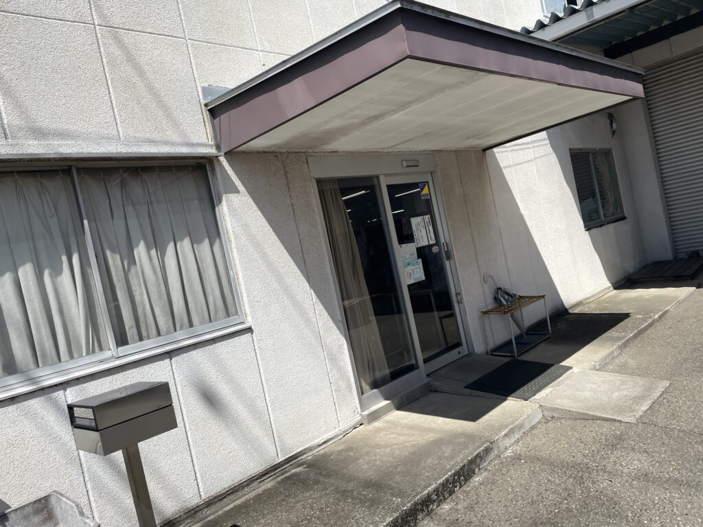 新井商店の入口