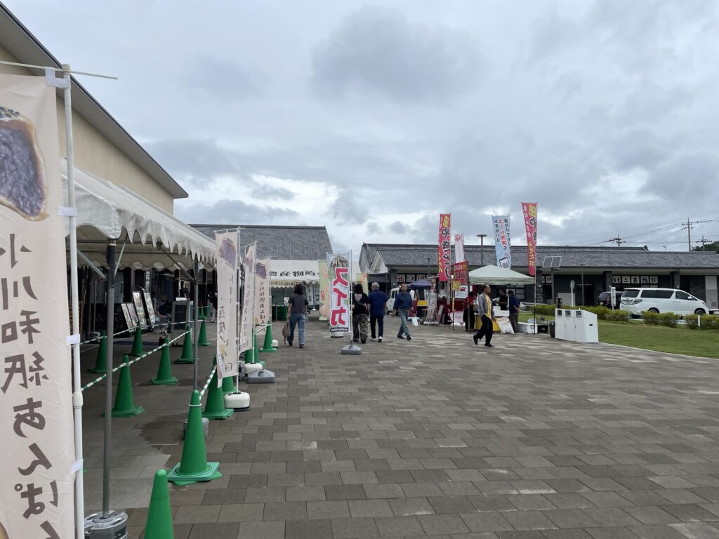 道の駅おかわまちの外観と整理列