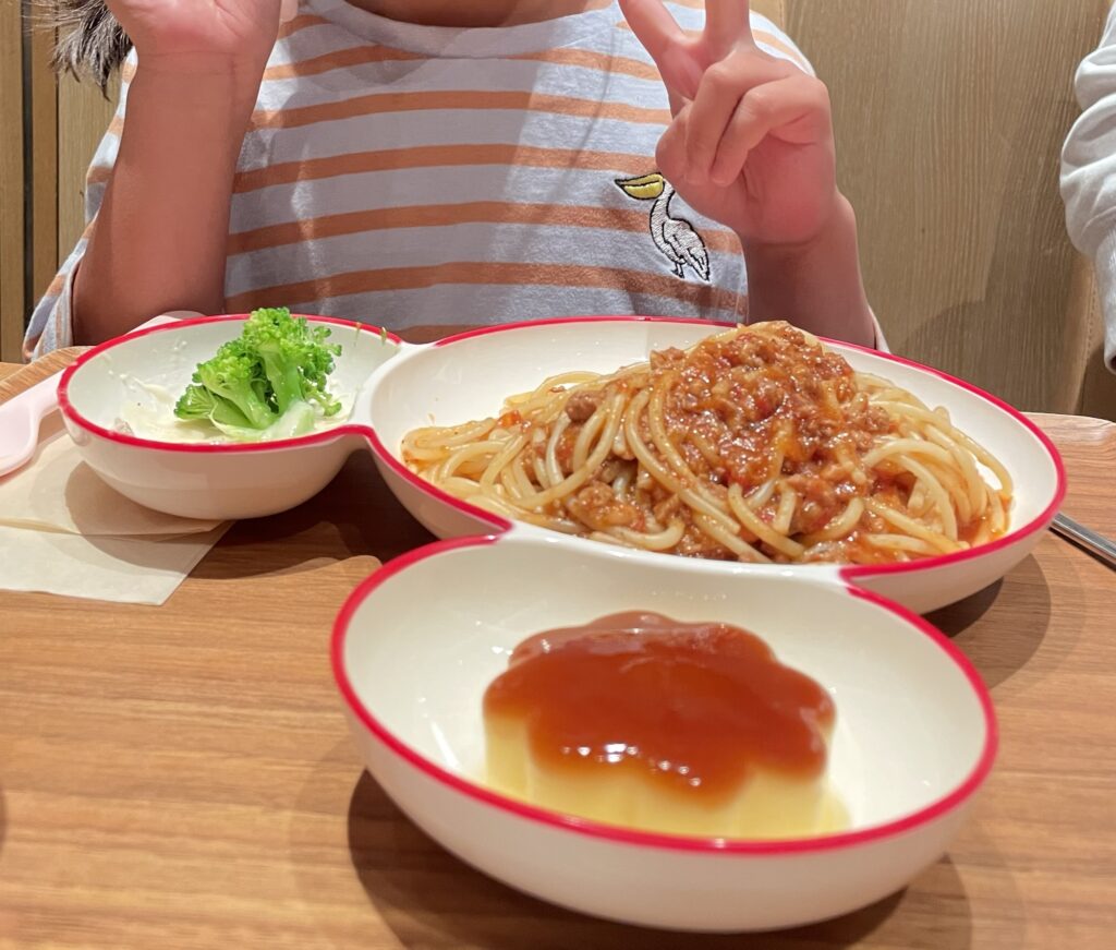 ラクレでミートソースを食べている娘